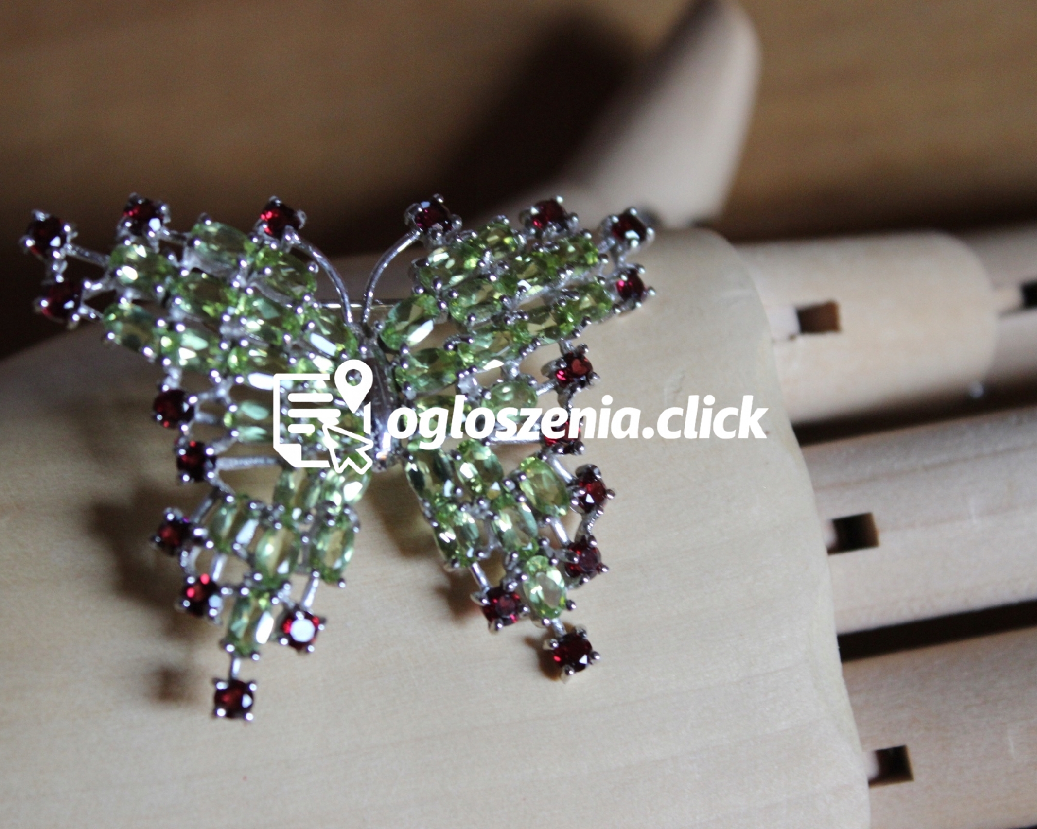 Zdjęcie produktu Broszka motyl periodyty (oliwiny) granaty 925